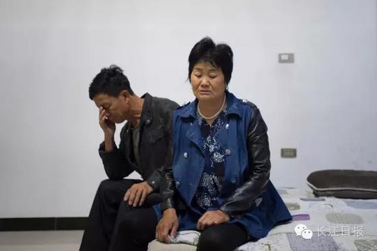 申亮亮的父母听闻儿子牺牲的消息，悲痛不已。 长江日报记者胡九思摄