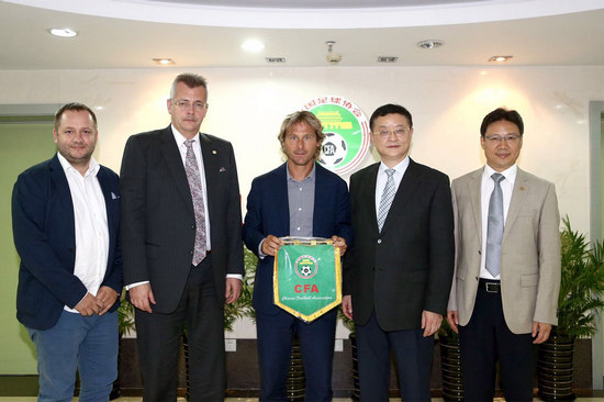 内德维德拜访中国足协，盼两国加强足球合作