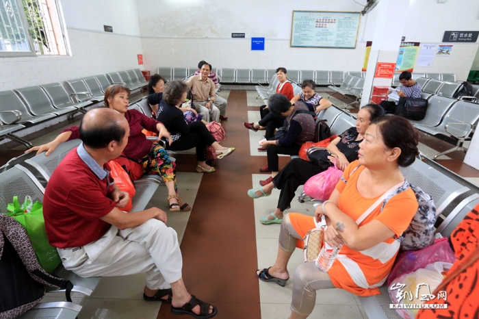 图2：8月19日，旅客在广西柳州市融安县火车站候车室等待火车。（谭凯兴摄）副本
