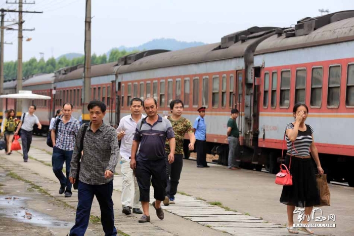 图5：8月19日，在广西柳州市融安县火车站站台，旅客下车出站，成都至桂林东火车晚点近8小时到达融安火车站。（谭凯兴摄）副本