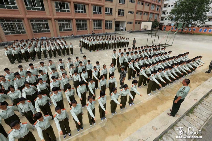 图11：8月23日，学生们在广西柳州市融安县高级中学操场进行单兵徒手队列训练。（谭凯兴摄）副本