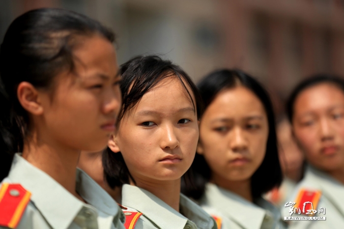 图10：8月23日，学生们在广西柳州市融安县高级中学操场进行单兵徒手队列训练。（谭凯兴摄）副本