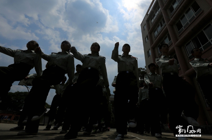 图8、8月23日，在广西柳州市融安县高级中学操场，学生进行齐步走原地摆臂练习。（谭凯兴摄）副本