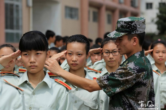 图7：8月23日，在广西柳州市融安县高级中学操场，一名军事教官在纠正一名学生敬礼动作。（谭凯兴摄）副本
