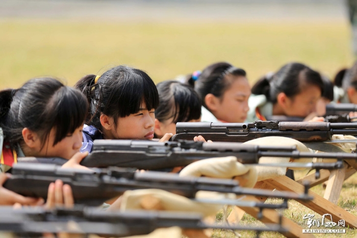 图3：8月23日，一名女生在广西柳州市融安县高级中学操场进行56式半自动步枪的瞄准射击训练。（谭凯兴摄）副本