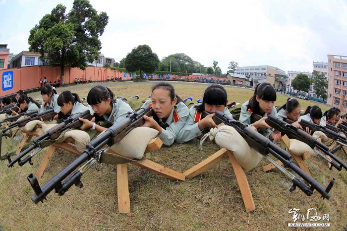 图2：8月23日，学生们在广西柳州市融安县高级中学操场进行56式半自动步枪的瞄准射击训练。（谭凯兴摄）副本