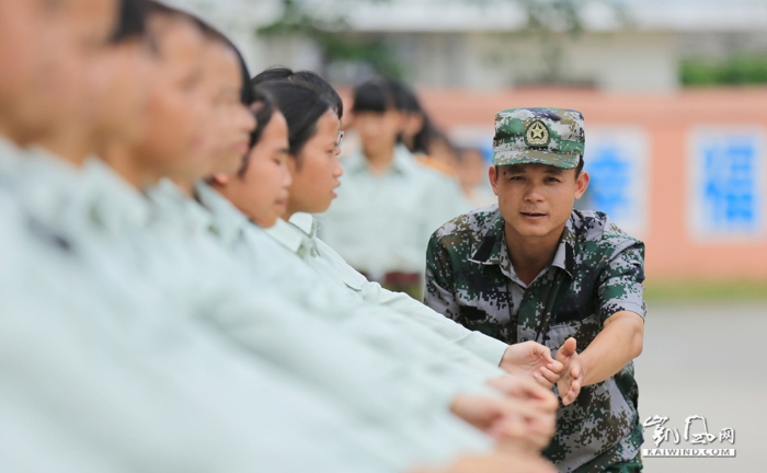 图1：8月23日，广西柳州市融安县高级中学操场，一名军事教官在指挥学生进行齐步走原地摆臂训练。（谭凯兴摄）副本