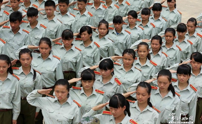 图12：8月23日，学生们在广西柳州市融安县高级中学操场进行单兵徒手队列训练。（谭凯兴摄）副本