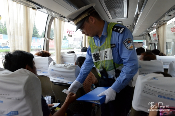 这位警察正在对上车乘客的身份进行再次核对。