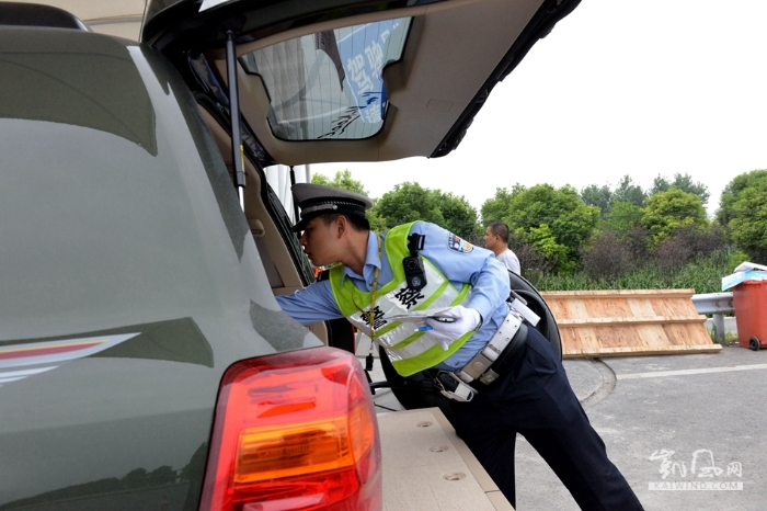 民警对普通私家车基本上采用随机抽查，对客货车则实施重点检查。