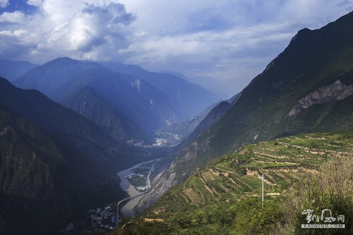 远眺闽江大峡谷，绵延的山脉，雄伟壮观，江水像一条银丝一样，缓缓流淌