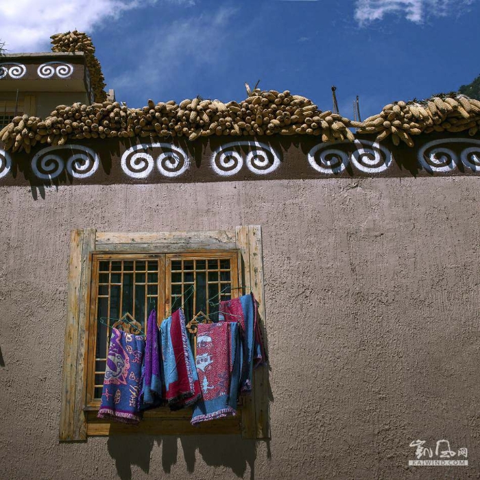 羌族是心灵手巧的民族。羌族刺绣是羌族传统的民间手工技艺，是羌族传统文化的艺术结晶。