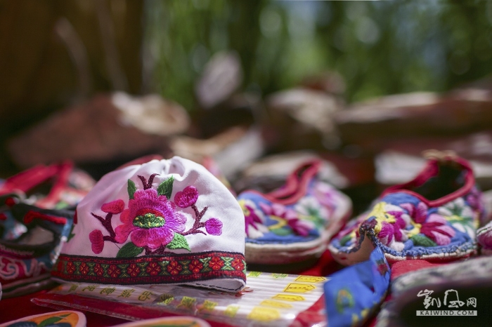 沿街而市，摊位上羌族妇女手绣的绣品，鞋子，帽子……都是很精致的小玩意儿，让人爱不释手。