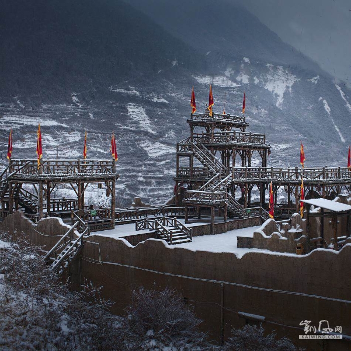 雪中羌王府。冬季，我再次来到萝卜寨，看那满山白皑皑的飞雪悄然降临，给寨子裹上了一层银妆，煞是好看。