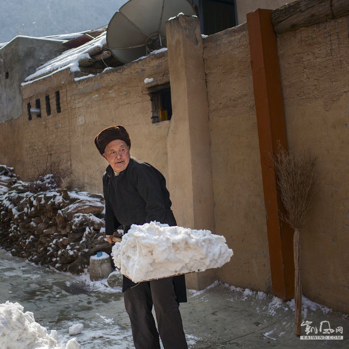 雪下得很大，早起的老人们自觉地打扫着街道中的积雪，一幅安居乐业的美好生活画面。