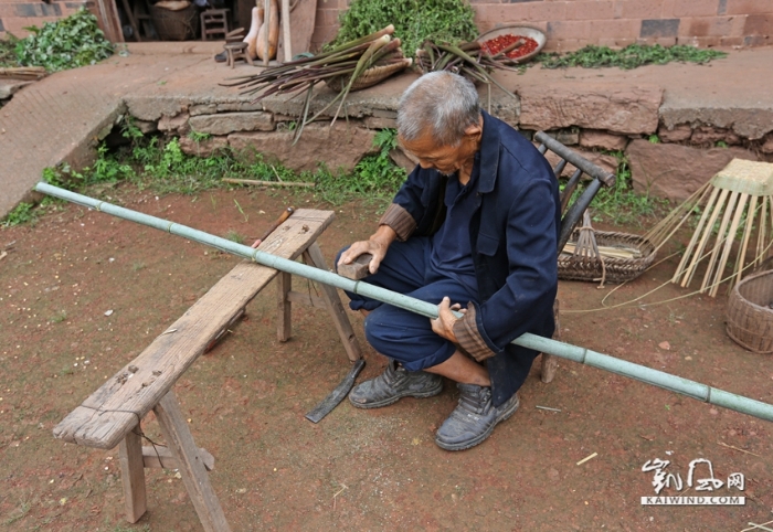 修理竹节是破篾的第一步。