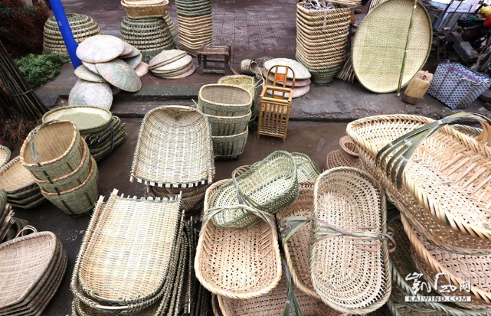 正在墟场上出售的各种竹织品。