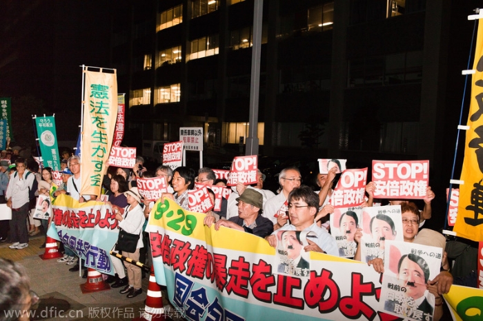 日本安倍首相官邸遭抗议民众包围