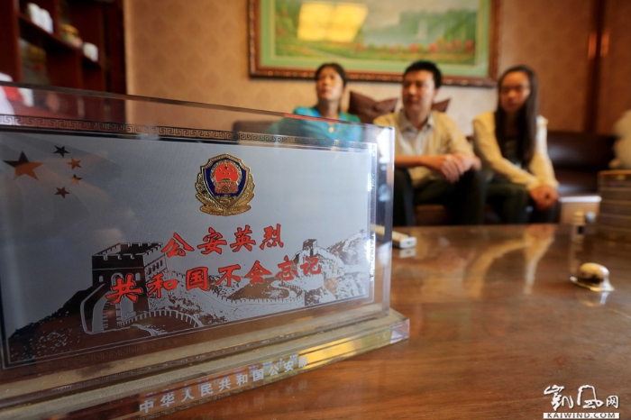 图5：9月30日，在广西柳州市融安县长安镇，工作人员看望慰问烈士家属。（谭凯兴摄）副本