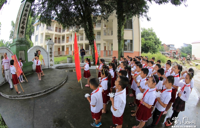 图7：9月30日，在广西柳州市融安县长安镇一处烈士纪念碑前，小学生在烈士纪念碑前举行重温加入少先队誓词。（谭凯兴摄）副本