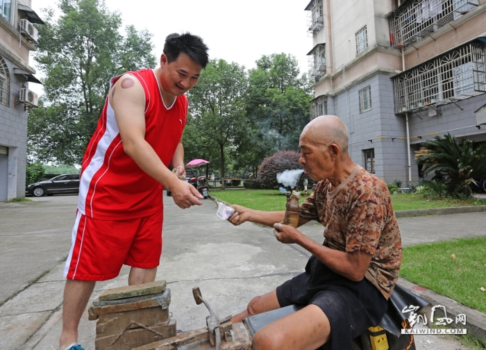 即将消失的老手艺——磨菜刀