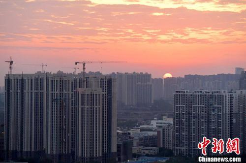 图为成都城区一角太阳正从东方升起。<a target='_blank' href='http://www.chinanews.com/' _fcksavedurl='http://www.chinanews.com/' _fcksavedurl='http://www.chinanews.com/'></table>中新社记者 刘忠俊 摄