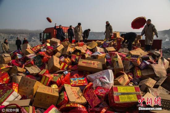 资料图：江苏连云港销毁20万元非法烟花爆竹。图片来源：视觉中国