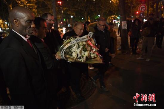当地时间11月13日，法国巴黎民众举行纪念仪式，纪念两年前在巴黎恐袭事件中遇难的受害者。2015年11月13日，法国遭遇了历史上最严重的恐怖袭击，9名凶手先后在巴黎市区多处地点发起恐怖袭击，共造成130人死亡、350人受伤，极端组织“伊斯兰国”随后“认领”此次恐袭。时任总统奥朗德当晚发表电视讲话称恐怖组织向法国“发起战争”，并宣布法国进入紧急状态。