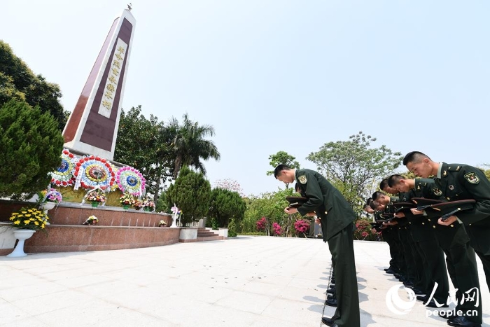 2018年4月3日，东部战区陆军合成某旅官兵向烈士纪念碑默哀。赖桥泉 摄