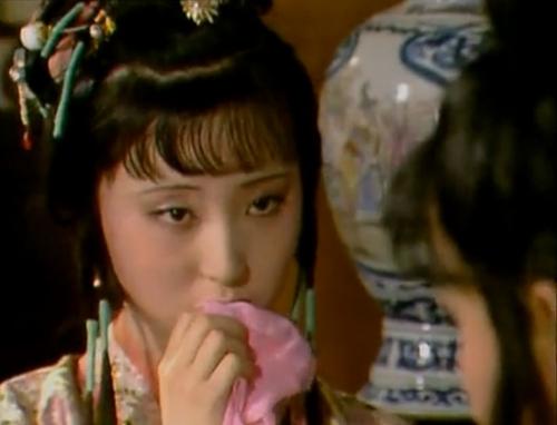 《红楼梦》多次被改编为影视剧。图为林黛玉。图片来源：87版《红楼梦》视频截图