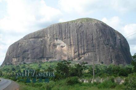 世界上最大的岩石Top2：祖马岩