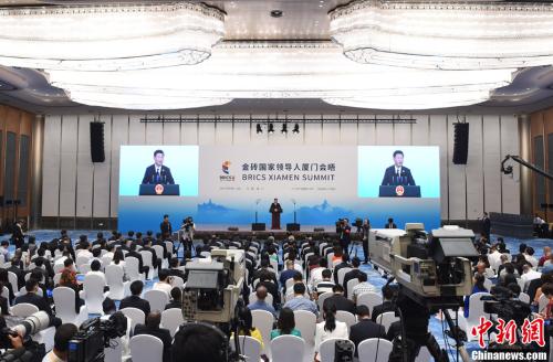 9月5日，中国国家主席习近平在厦门国际会议中心会见中外记者，介绍金砖国家领导人第九次会晤和新兴市场国家与发展中国家对话会情况。<a target='_blank' href='http://www.chinanews.com/' _fcksavedurl='http://www.chinanews.com/' _fcksavedurl='http://www.chinanews.com/'></table>中新社</a>记者 侯宇 摄