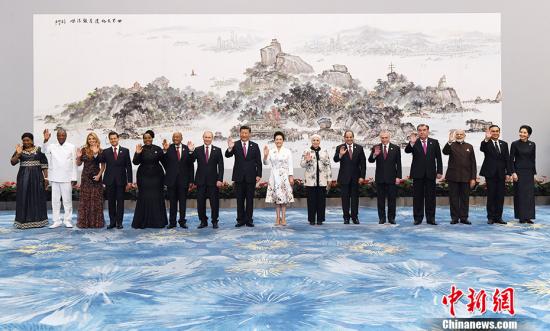 9月4日，中国国家主席习近平和夫人彭丽媛在厦门国际会议中心举行宴会，欢迎金砖国家和新兴市场国家与发展中国家对话会受邀国领导人及配偶、嘉宾，并与受邀国领导人及配偶合影。从左至右为：几内亚总统孔戴和夫人、墨西哥总统培尼亚和夫人、南非总统祖马和夫人、俄罗斯总统普京、习近平主席和夫人彭丽媛、埃及总统塞西和夫人、巴西总统特梅尔、塔吉克斯坦总统拉赫蒙、印度总理莫迪、泰国总理巴育和夫人。</p><p>　　<a target='_blank' href='http://www.chinanews.com/' _fcksavedurl='http://www.chinanews.com/' _fcksavedurl='http://www.chinanews.com/'></table>中新社</a>记者 毛建军 摄