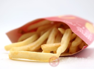 常吃薯条恐致癌。薯条的原料是马铃薯