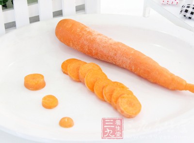 秋季适宜多吃胡萝卜、西红柿、菠菜、坚果等食物