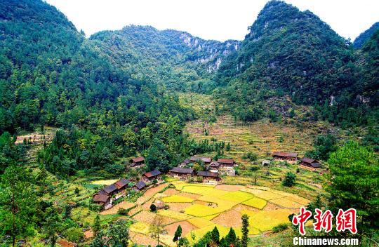 “中国天眼”建设地——贵州平塘县克度镇大窝凼原貌。(平塘县委宣传部供图) 代传付 摄