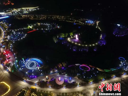 “天文小镇”夜景。　钟欣 摄