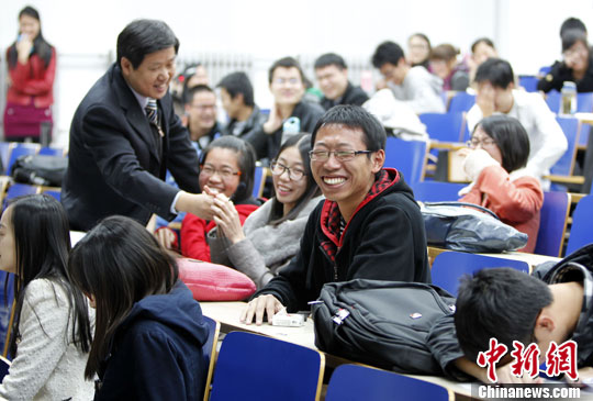 11月7日晚，知名心理咨询师杜胜祥在北京航空航天大学举行《透过爱情歌曲看爱情》讲座，通过学生们朗朗上口的爱情歌曲，引导年轻人如何正确表达情感。图为讲座现场，师生互动笑声不断。<a target='_blank' href='http://www.chinanews.com/' _fcksavedurl='http://www.chinanews.com/' _fcksavedurl='http://www.chinanews.com/'></table>中新社</a>发 张宇 摄