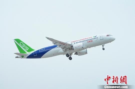 9月28日上午，C919大型客机10101架机在上海浦东机场完成一架次检飞任务。　中国商飞公司 摄