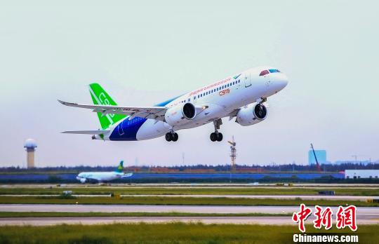 9月28日上午，C919大型客机10101架机在上海浦东机场完成一架次检飞任务。　张海峰 摄