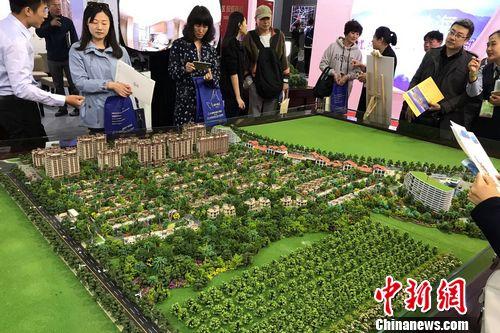 民众在2017年北京春季房展会上的某楼盘展台咨询。<a target='_blank' href='http://www.chinanews.com/' _fcksavedurl='http://www.chinanews.com/' _fcksavedurl='http://www.chinanews.com/' ></table>中新网</a> 程春雨 摄