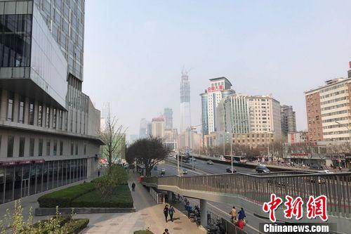 图为北京双井附近的写字楼和居民住宅楼。 <a target='_blank' href='http://www.chinanews.com/' _fcksavedurl='http://www.chinanews.com/' _fcksavedurl='http://www.chinanews.com/' ></table>中新网</a> 程春雨 摄