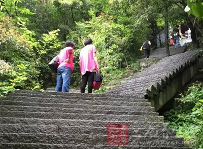 老人应尽量避免走陡峭的小道