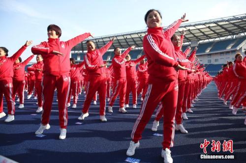 资料图：2016年11月，5万余名参与者在北京、上海、成都等14个城市同跳一支广场舞，一起挑战最大规模排舞(多场地)吉尼斯世界纪录。<a target='_blank' href='http://www.chinanews.com/' _fcksavedurl='http://www.chinanews.com/' _fcksavedurl='http://www.chinanews.com/'></table>中新社</a>记者 赵隽 摄
