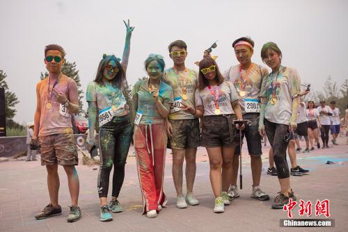 资料图：近年来，兴起的The Color Run彩色跑，旨在宣传健康、快乐、大众参与的跑步理念。 <a target='_blank' href='http://www.chinanews.com/' _fcksavedurl='http://www.chinanews.com/' _fcksavedurl='http://www.chinanews.com/' ></table>中新网</a>记者 翟璐 摄