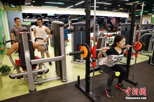 资料图：随着上海首家24小时“不打烊”百姓健身房的开业，夜间健身越来越受到市民的青睐。 <a target='_blank' href='http://www.chinanews.com/' _fcksavedurl='http://www.chinanews.com/' _fcksavedurl='http://www.chinanews.com/'></table>中新社</a>记者 殷立勤 摄