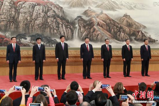 10月25日，在中共十九届一中全会上当选的中共中央总书记习近平和中央政治局常委李克强、栗战书、汪洋、王沪宁、赵乐际、韩正在北京人民大会堂同中外记者见面。<a target='_blank' href='http://www.chinanews.com/' _fcksavedurl='http://www.chinanews.com/' _fcksavedurl='http://www.chinanews.com/'></table>中新社</a>记者 盛佳鹏 摄