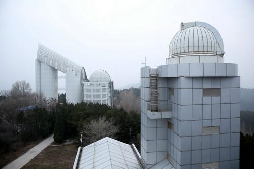资料图片：LAMOST望远镜(图左，又称郭守敬望远镜)。新华社记者 金立旺 摄