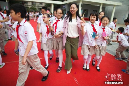 资料图：山西太原某学校的教师和学生们在一起。 张云 摄