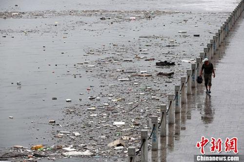 资料图：一处河面漂浮大面积垃圾。<a target='_blank' href='http://www.chinanews.com/' _fcksavedurl='http://www.chinanews.com/' _fcksavedurl='http://www.chinanews.com/'></table>中新社发 武俊杰 摄